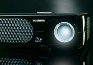 Preiswerter Einsteiger Beamer: der Toshiba TDP SP1